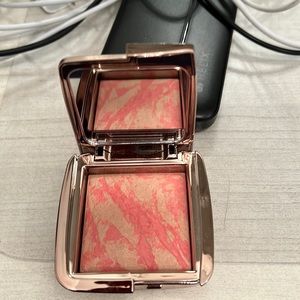 Hourglass blush illuminizer